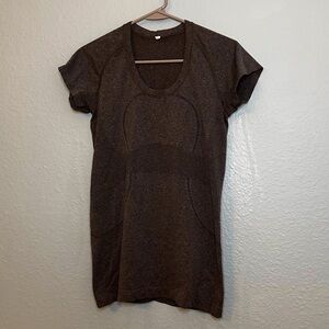 Lululemon short sleeve top in gray • size 8